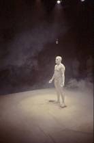 Franco B ripreso durante una delle sue performance, durante la quale gli spettatori assistono al suo svenamento, controllato da un’équipe medica.