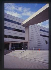 Wiesner Building, sede del Media Lab, progettato da I. M. Pei,in collaborazione con Kenneth Noland e altri artisti